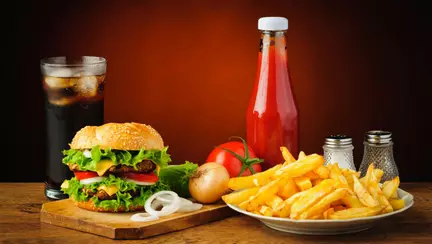 Dieta cu pizza și burgeri reduce fertilitatea bărbaților