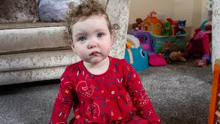 Decizie sfasietoare a unor parinti. De ce au hotarat sa amputeze picioarele fetitei lor