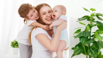 Mamele aflate în concediu de creștere a copilului își vor putea suplimenta veniturile lucrând ca bone