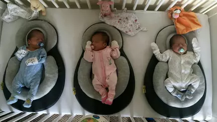 O mama atrage atentia asupra sindromului mortii subite după ce si-a pierdut unul din tripleti