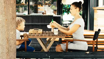 Cum să îl înveți pe copilul tău să se comporte frumos și să fie fericit