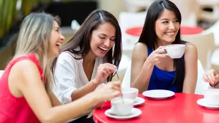 Pentru sănătatea lor, mamele ar trebui să iasă cu prietenele cel puțin de două ori pe săptămână