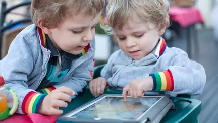 De ce nu trebuie să aibă cei mici acces la ecrane digitale