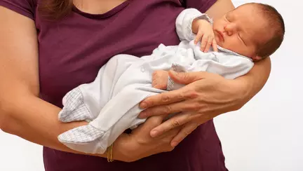 De ce își țin unii părinți copiii în brațe pe partea stângă. Explicația specialiștilor