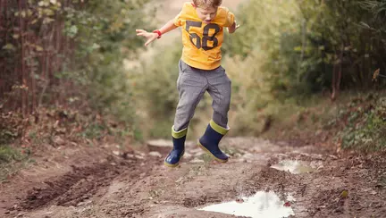 De ce este bine să-ți lași copilul să se murdărească