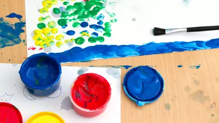 Acasă cu copilul. Ce desenează copiii actorilor din serialul "Vlad"