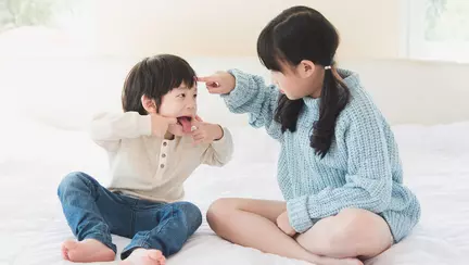 Studiu: Frații mai mici sunt mai răutăcioși