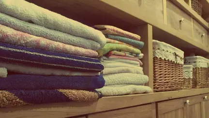 Cum ai grijă de hainele bebelușului tău: sfaturi utile