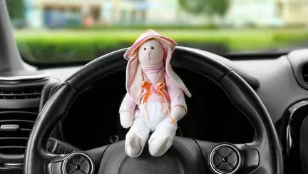 Un copil de trei ani s-a urcat la volan și și-a accidentat mama