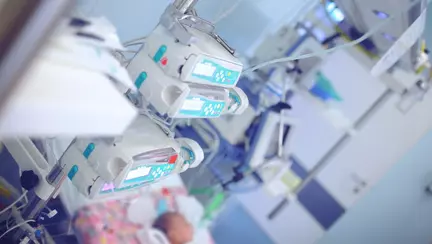 Un bebeluș de 13 zile, fără probleme de sănătate, a murit de COVID-19