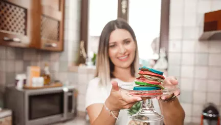 Cum se fac clătitele curcubeu. Rețeta simplă și rapidă a Elei Crăciun