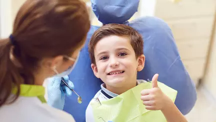 Cum îi facem pe cei mici să scape de teama de dentist