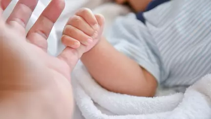 Arad: Bebeluș de numai nouă zile, internat cu COVID-19. Copilul s-a vindecat și a fost externat