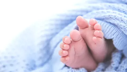 Bebeluș, născut prematur în a șasea lună de sarcină după ce mama lui a pierdut lupta COVID-19