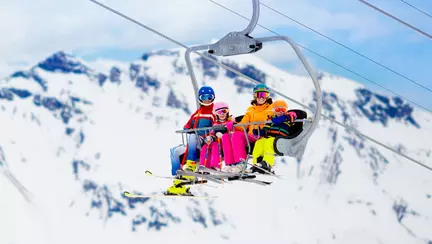 O fetiță de 6 ani a căzut din telescaun la Sinaia