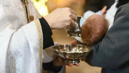 Un bebeluș din Suceava a murit după ce s-a înecat în timpul botezului