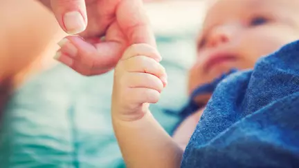 Un nou-născut s-a infectat cu SARS-CoV-2 de la mamă la câteva ore după naștere