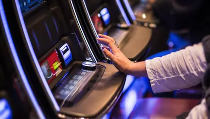 O învățătoare a fost acuzată că a împrumutat 2.000 de euro de la elevi și i-a pierdut la jocuri de noroc