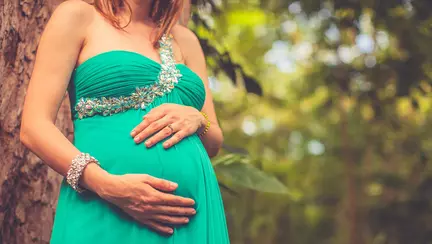 (P) Cele mai căutate modele de rochii pentru gravide