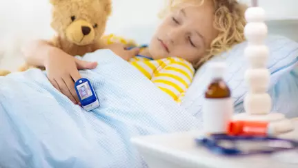 În România, din ce în ce mai mulți copii ajung la spital cu COVID-19