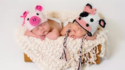 O femeie a născut gemeni la cinci zile distanță unul de celălalt