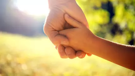 Un copil de doi ani a fost salvat de un curier după ce a căzut de la etajul 12