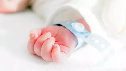 Un bebeluș s-a născut cu trei organe genitale