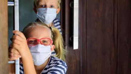 Tulpina britanică a virusului SARS-CoV-2 afectează la fel și copiii, și adulții