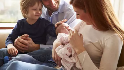 Părinţii care revin la muncă până când copilul împlineşte 6 luni vor primi un stimulent de 1.500 lei