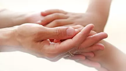 Părinții vor primi indemnizație și pentru îngrijirea copiilor bolnavi de peste 16 ani