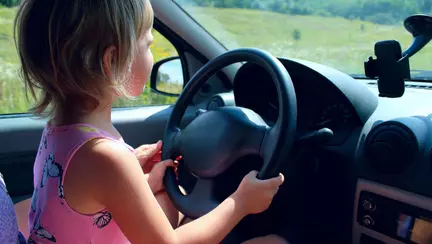 Un copil de 3 ani s-a suit la volanul unei mașini și a încercat să o conducă