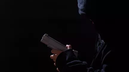 Un copil de doi ani și-a împușcat părinții cu o armă găsită în casă