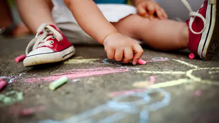 Un bărbat și-a vândut copilul pentru a-și duce iubita în vacanță