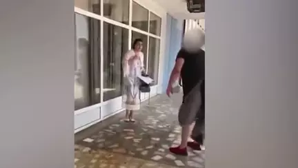 VIDEO Un tată revoltat a aruncat cu dejecții pe o profesoară