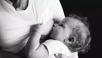 Camera Deputaților cere sancționarea interzicerii alăptării copiilor în spații publice