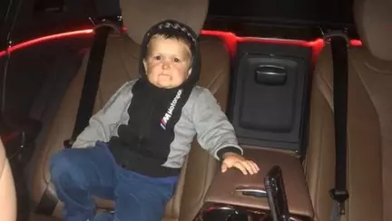 Un băiat cu o afecțiune genetică rară a devenit viral în mediul online prin postările pe care le face