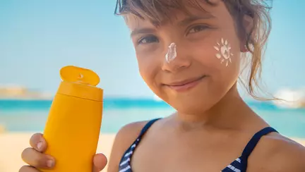 (P) Criterii esențiale în alegerea produselor de protecție solară pentru copii