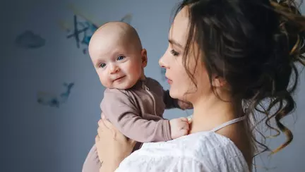 (P) Te pregătești să naști? Iată ce trebuie să știi despre curățarea hainelor bebelușului!