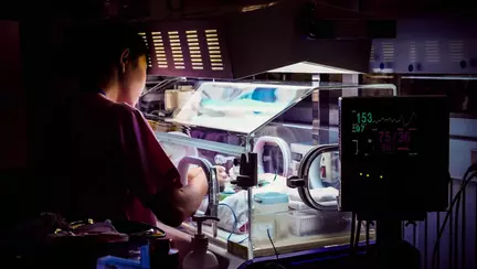 O femeie de 27 de kg, cu probleme medicale grave, a născut o fetiță