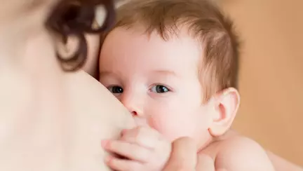 Vaccinarea anti-COVID-19 a mamelor care alăptează este sigură și este recomandată de OMS