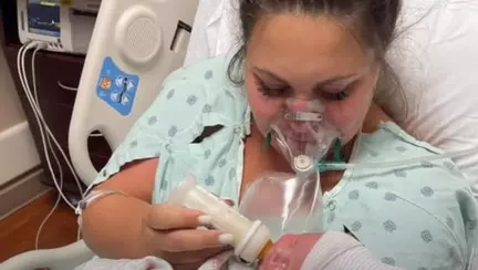 O femeie a apucat să-ți țină nou-născutul în brațe doar câteva clipe înainte de a muri de COVID-19