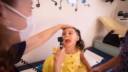 (P) Roșu în gât: Cum se manifestă la cel mic?