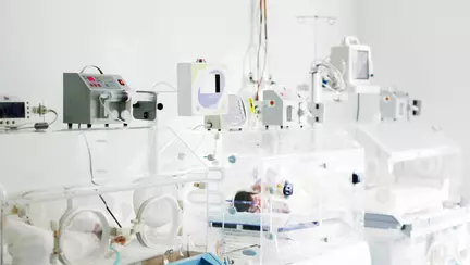 Un nou-născut era să moară după ce a primit un pupic din partea mamei