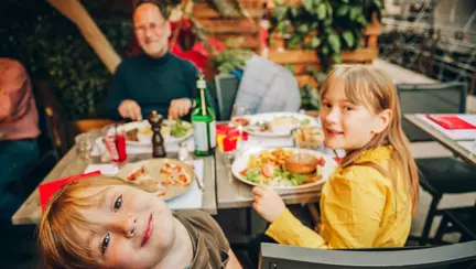 Chef Adi Hădean, mesaj pentru părinți: "De ce lăsați copiii să bage-n ei mizerii sinistre?"