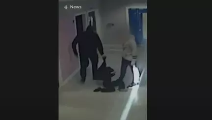 Un copil cu autism a fost lovit cu picioarele de un polițist chiar în școala unde învăța