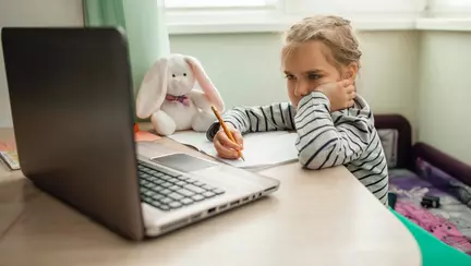 Un copil cu viroză a fost respins de la școala online