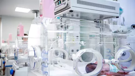 Disperarea unei mame de bebeluș cu COVID-19: "Stau cu mâinile pe el să nu îşi mişte branula"