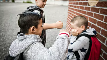 Un elev, din Arad, a ajuns la spital după ce a fost bătut crunt de doi colegi