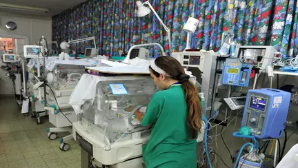 Un bebeluș cu COVID-19 a fost abandonat într-un spital din Iași