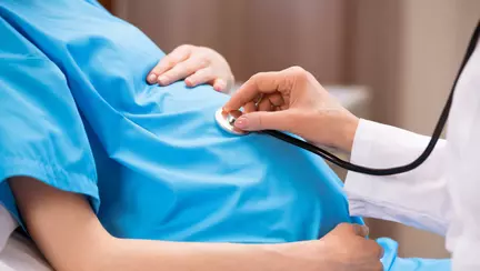 O gravidă cu COVID-19 a născut gemeni după ce a stat două săptămâni la ATI